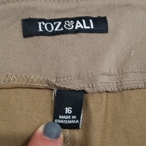 Roz & Ali • Studded Tan Capri Pants, Size 16 - Picture 4 of 6
